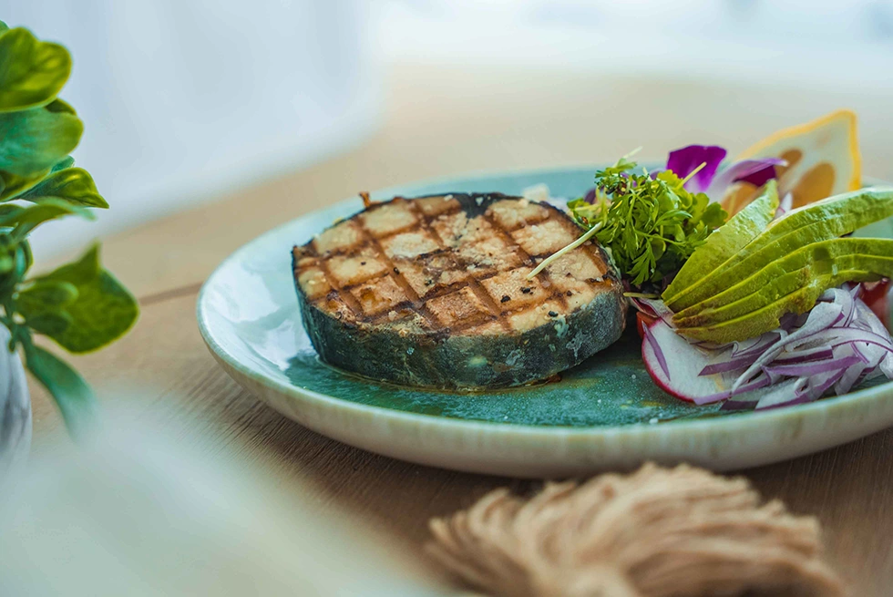 Grilled Kingfish Steaks with arugula salad